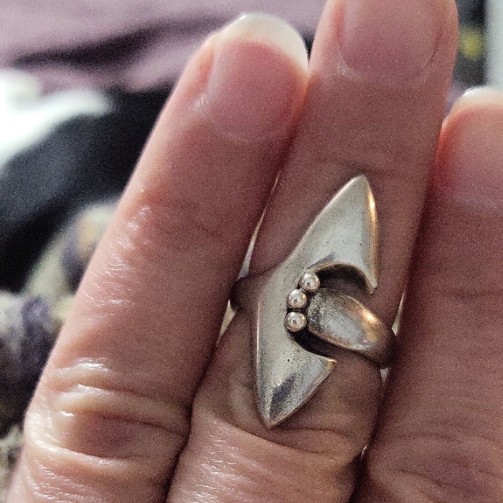 Elegant Silver Arrowhead Ring